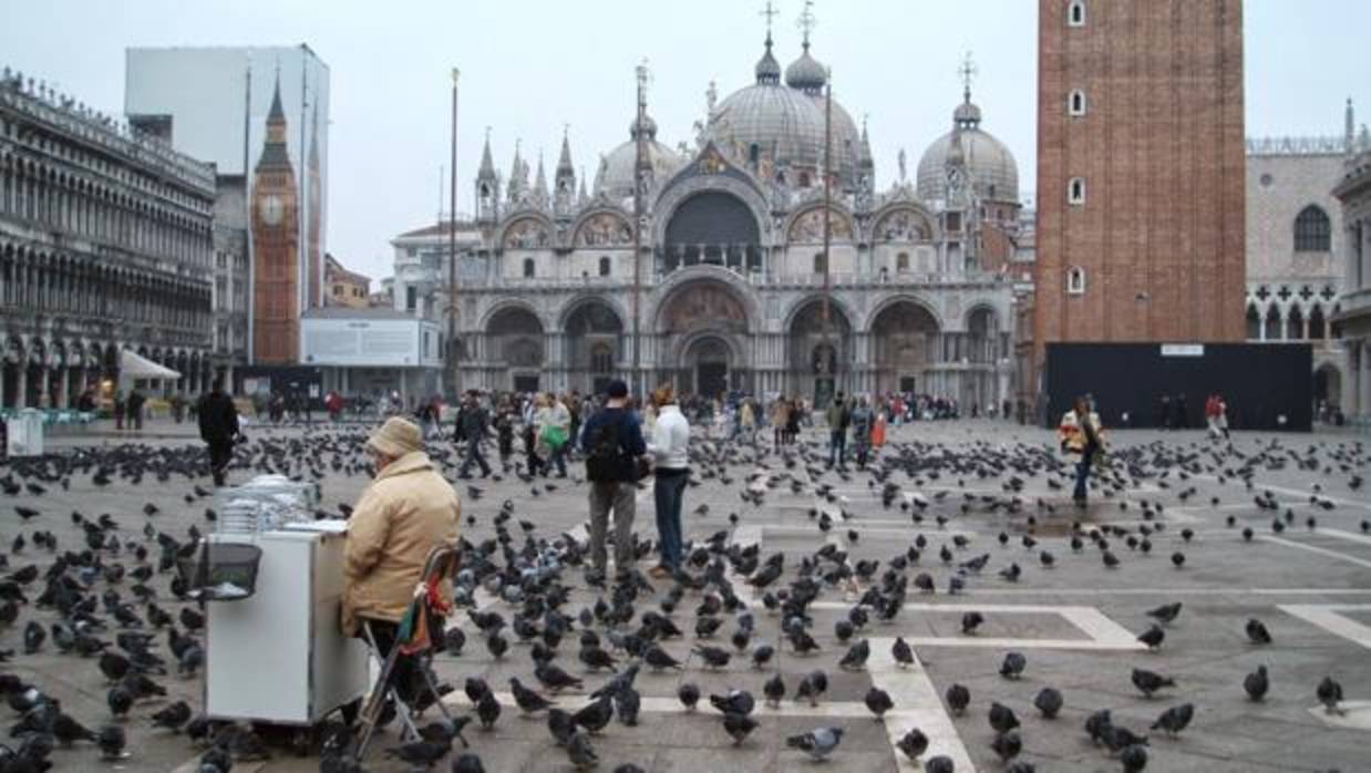 Vista de la Basílica de San Marcos, el Campanile y el Palacio Ducal, en Venecia