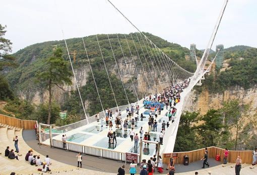 El impresionante salto desde el puente de cristal más alto del mundo