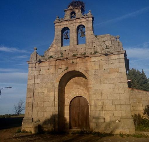 Portada y espadaña de la iglesia de San Juan Bautista, en Villar de Argañán