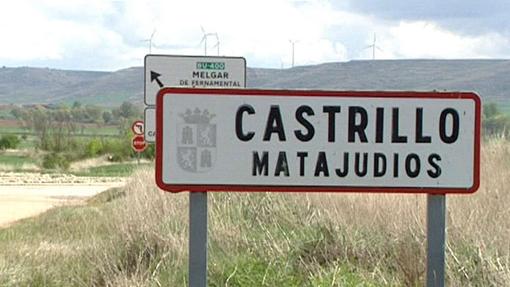 Cartel de entrada al pueblo de Castrillo Matajudíos, en Burgos, antes del cambio