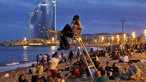Miles de jóvenes han celebrado la noche de hogueras de San Juan en la playa de la Barceloneta de Barcelona