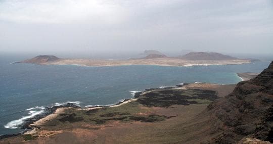 Panorámica de La Graciosa, Canarias, desde el Mirador del Río (Lanzarote)