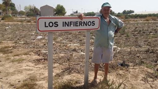 Un vecino de Los Infiernos, junto al cartel de entrada a la localidad.