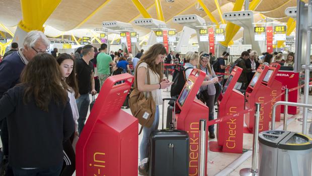 Los cargos extras de las aerolíneas que más molestan a los viajeros