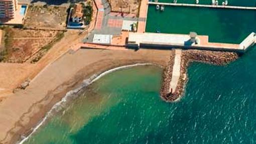 Esta playa murciana destaca por su arena gruesa y gris