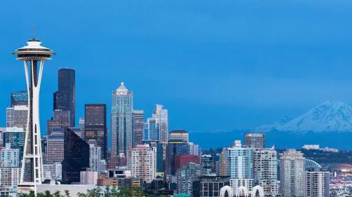 Horizonte urbano de Seattle con el Space Needle y Mount Rainier