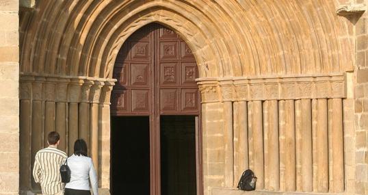 Entrada a la Colegiata de San Miguel, en Aguilar de Campoo