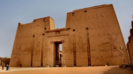 Fachada del templo de Edfú con un pilón (puerta trapezoidal) de 36 m. de altura