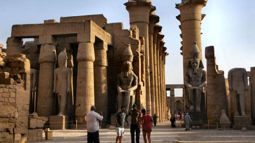 Columnatas y colosos del templo de Luxor