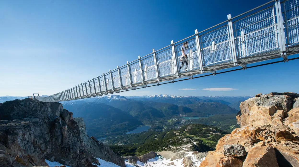 Los 130 metros de este espectacular puente recogen el panorama sobrecogedor de las montañas de la Columbia Británica