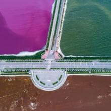 El espectáculo cromático del lago salado chino