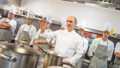 Paco Pérez en las cocinas del restaurante Miramar