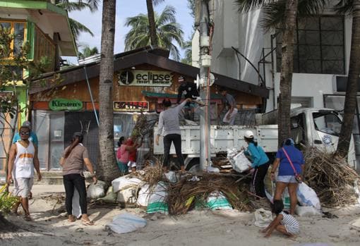 Los habitantes de la isla son contratados para limpiar las playas y tenerlas a punto para la apertura en octubre