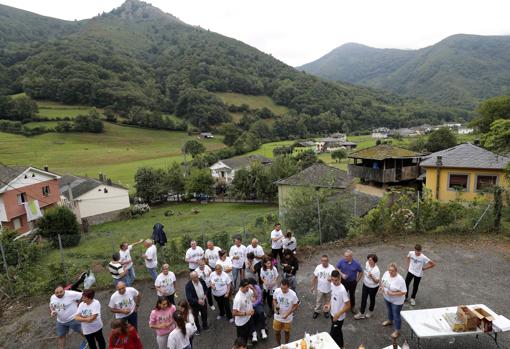 Los vecinos de la pequeña localidad de Mual, perteneciente al concejo de Cangas del Narcea, en el suroccidente asturiano, celebran el premio «Pueblo Ejemplar de Asturias 2018»