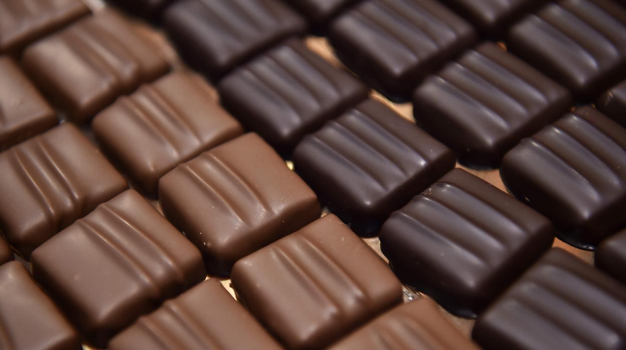 Piezas de chocolate con leche y negro en una edición del Salon du Chocolat celebrado en Paris