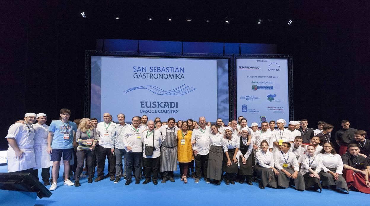 Foto de familia en la ceremonia de clausura de San Sebastián Gastronómika 2017