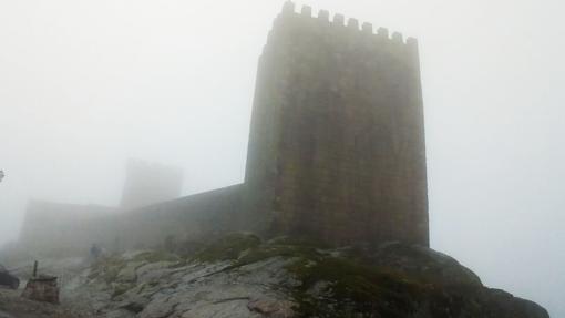 Castillo de Linhares, entre la niebla