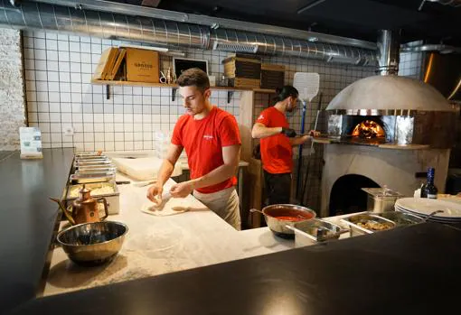 Horno y cocina del restaurante Grosso Napoletano, en Madrid
