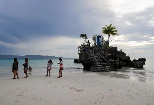 Las aguas claras y la arena blanca de la isla de Boracay se recuperaron después de que la isla estuvo cerrada al público durante seis meses