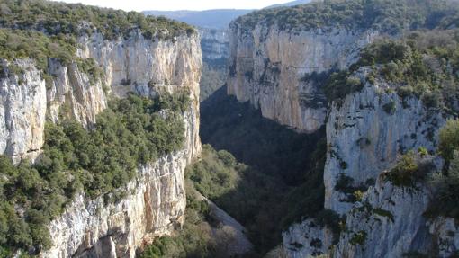 Vistas generales de La Foz de Arabayún, a la entrada del pirenaico valle de Salazar, entre Lumbier y el Almiradío de Navascués (Navarra)