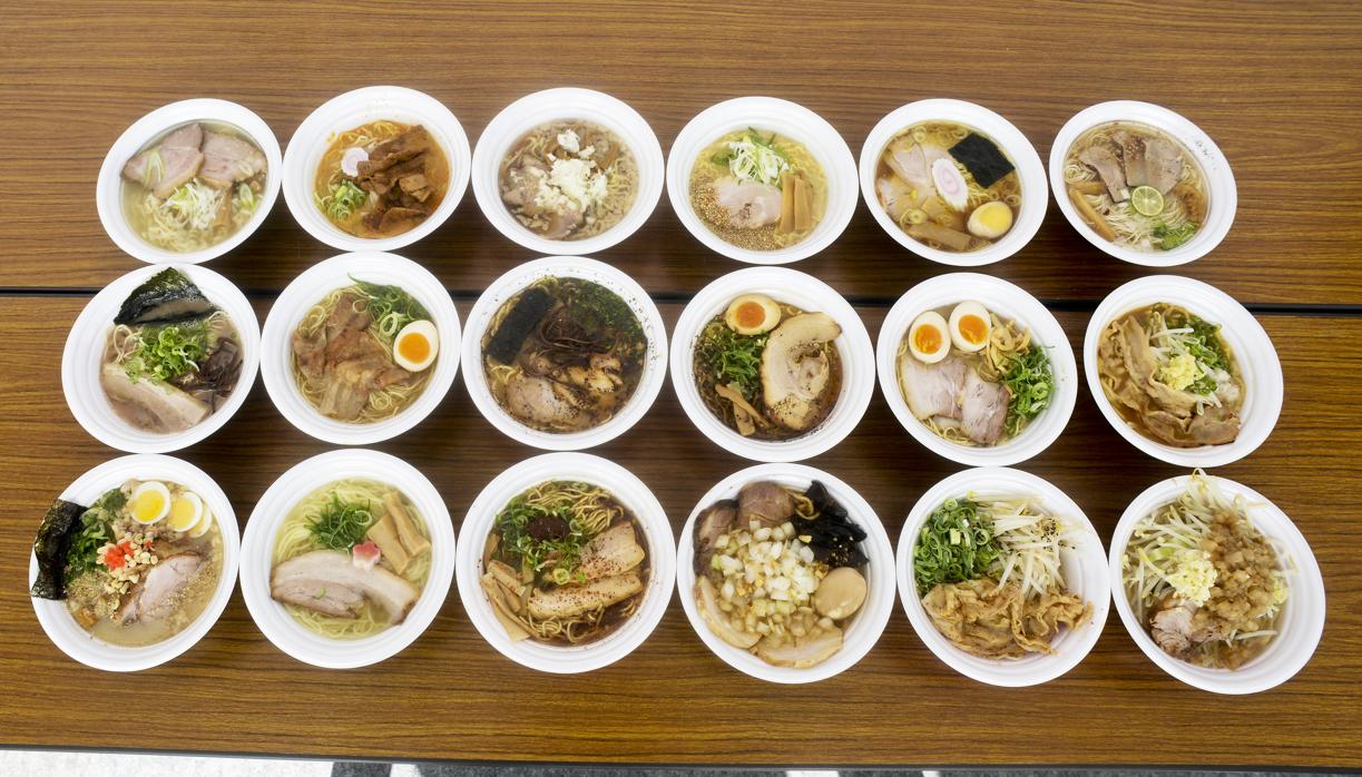 Una muestra de ramen, en Tokio: distintos tipos de fideos japoneses servidos en un caldo preparado comúnmente a base de carne, miso y salsa de soja así como diferentes guarniciones