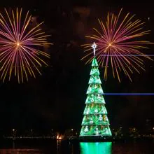 Encienden el árbol de Navidad flotante más grande del mundo