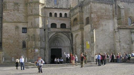 Turistas en el atrio de la Catedral