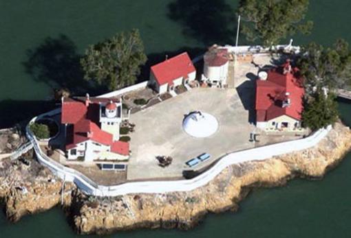 Isla con las instalaciones compleas del faro, East Brother Light Station, en el área de San Francisco