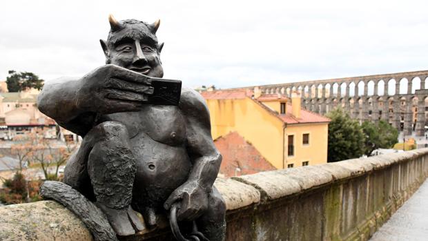 La estatua del diablillo que divide a los segovianos