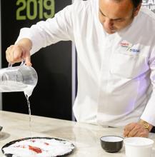 Ángel León vierte su «sal mágica» para cocinar el pescado