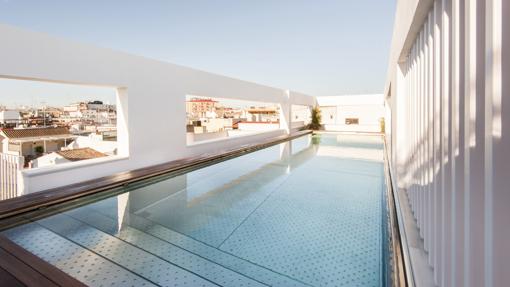 Piscina en la terraza del Mercer Sevilla