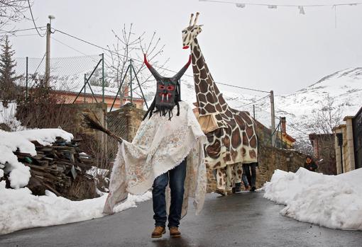 Villalfafeide ha recuperado la tradición de los caretos de carnaval