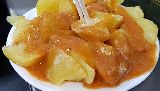 Qué salsa llevan las patatas bravas genuinas y cuál es una aberración