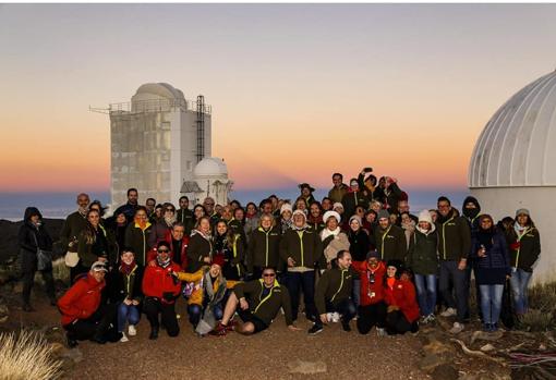 Un grupo de viajeros de incentivos se aprestan a vivir una espectacular noche estrellada en el Teide