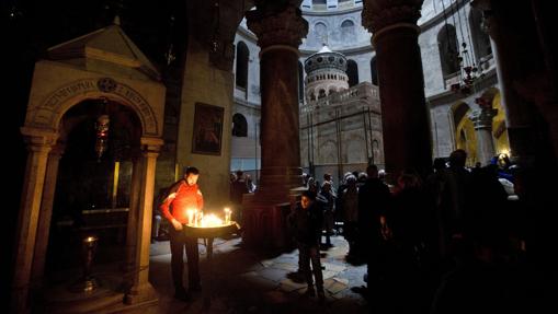 Vista de la tumba de Jesucristo en la Iglesia del Santo Sepulcro, en la Ciudad Vieja de Jerusalén