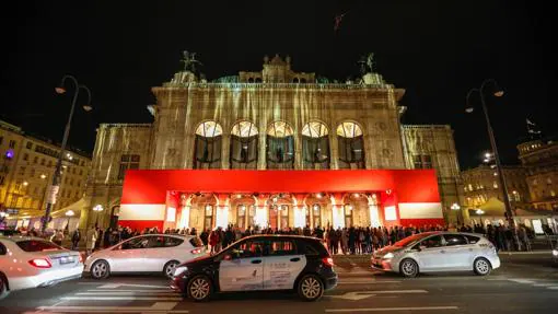 Imagen que muestra el exterior de la Ópera de Viena antes de la 63 edición del Baile de la Ópera que se celebró en enero en la capital austriaca