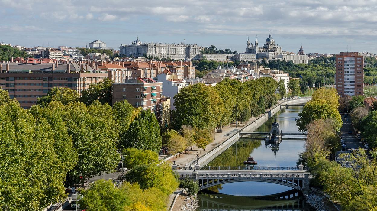 Vista de Madrid desde el río Manzanares con el Palacio Real y la Catedral de La Almudena al fondo