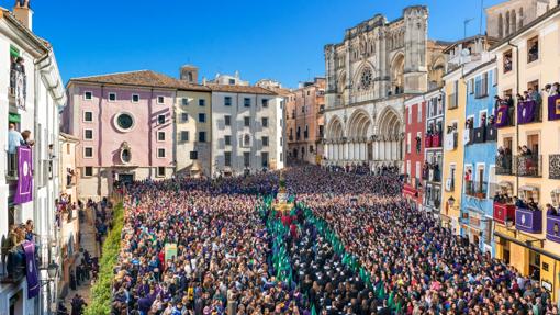 La multitud contempla elpaso de Las Turbas, procesión del Viernes Santos que transita por la plaza Mayor de Cuenca