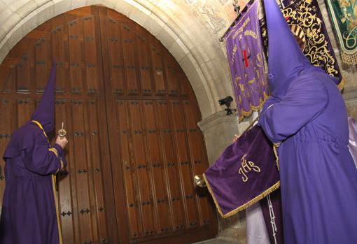 Llamada del «tararú» en la puerta de la iglesia de San Miguel
