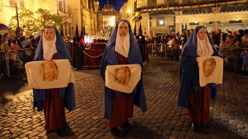 Las tres María con los sudarios en la mano, abriendo el paso al Cristo de los Gascones