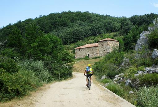 Un ciclista a su paso por la ermita de Nuetras Señora del Monte