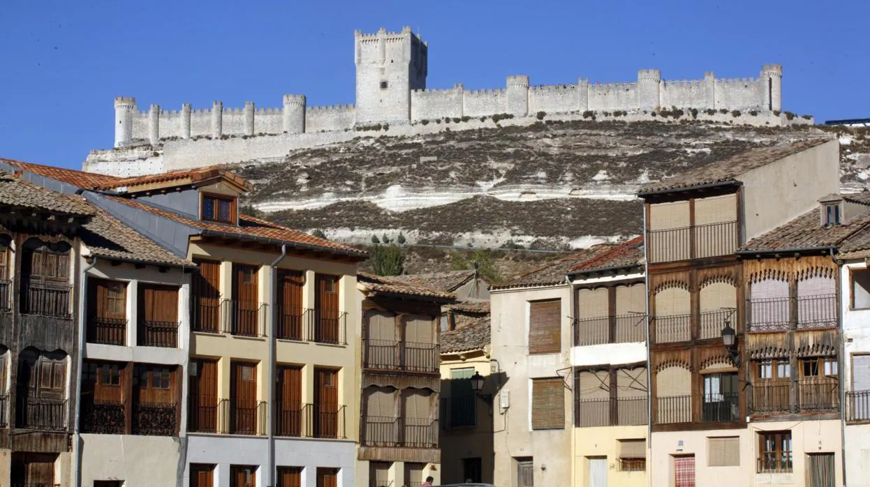 El castillo de Peñafiel sobre la popular Plaza del Coso