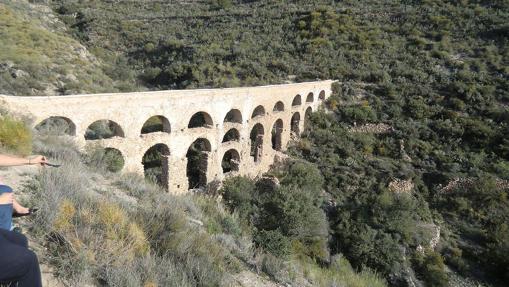 Acueducto de los veinte ojos, en Carcauz