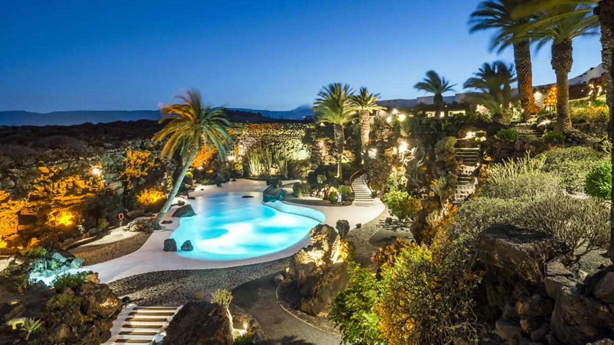 Vista nocturna de los Jameos del Agua, en Lanzarote