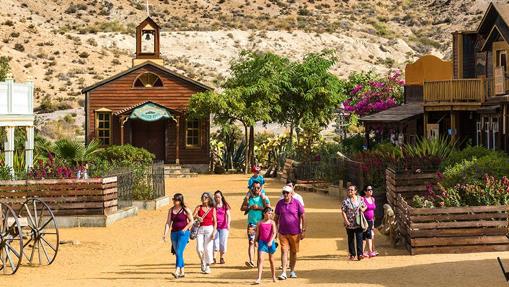 Turistas en el Poblado del Oeste del parque Oasys MiniHollywood