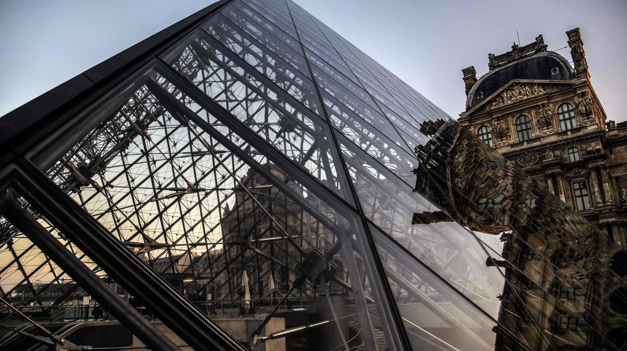 Pirámide del museo del Louvre, en París