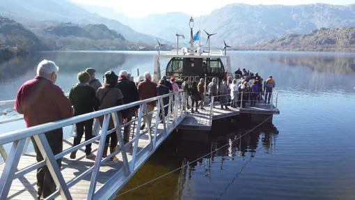Viajeros embarcan en el barco que recorre el Lago de Sanabria