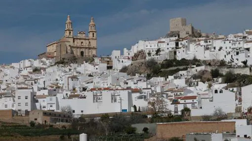 Una vista de Olvera. con el castillo árabe y la iglesia de Nuestra Señora de la Encarnación