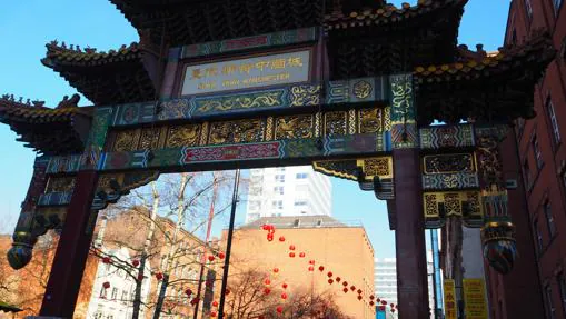 El arco chino que preside la entrada a Chinatown en Manchester