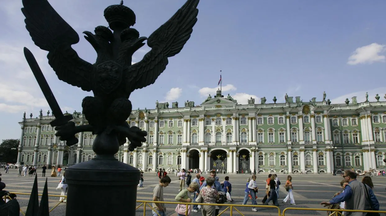 El Palacio de Invierno fue la residencia oficial de los emperadores rusos durante los siglos XVIII-XX. Este edificio forma parte actualmente del complejo del museo estatal del Hermitage